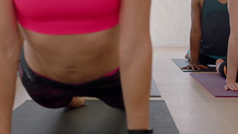 clase de yoga de jóvenes multiétnicos practican la pose de cobra disfrutando de un estilo de vida saludable ejercitando la postura del perro boca abajo en la meditación del gimnasio