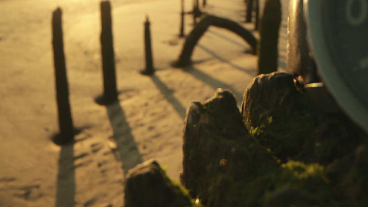 un reloj en movimiento sobre la roca en el puerto de la playa de vieira, portugal - enfoque de rack toma panorámica derecha