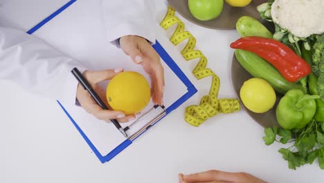 mujer dietista hablando de alimentación saludable y dieta de verduras y frutas.