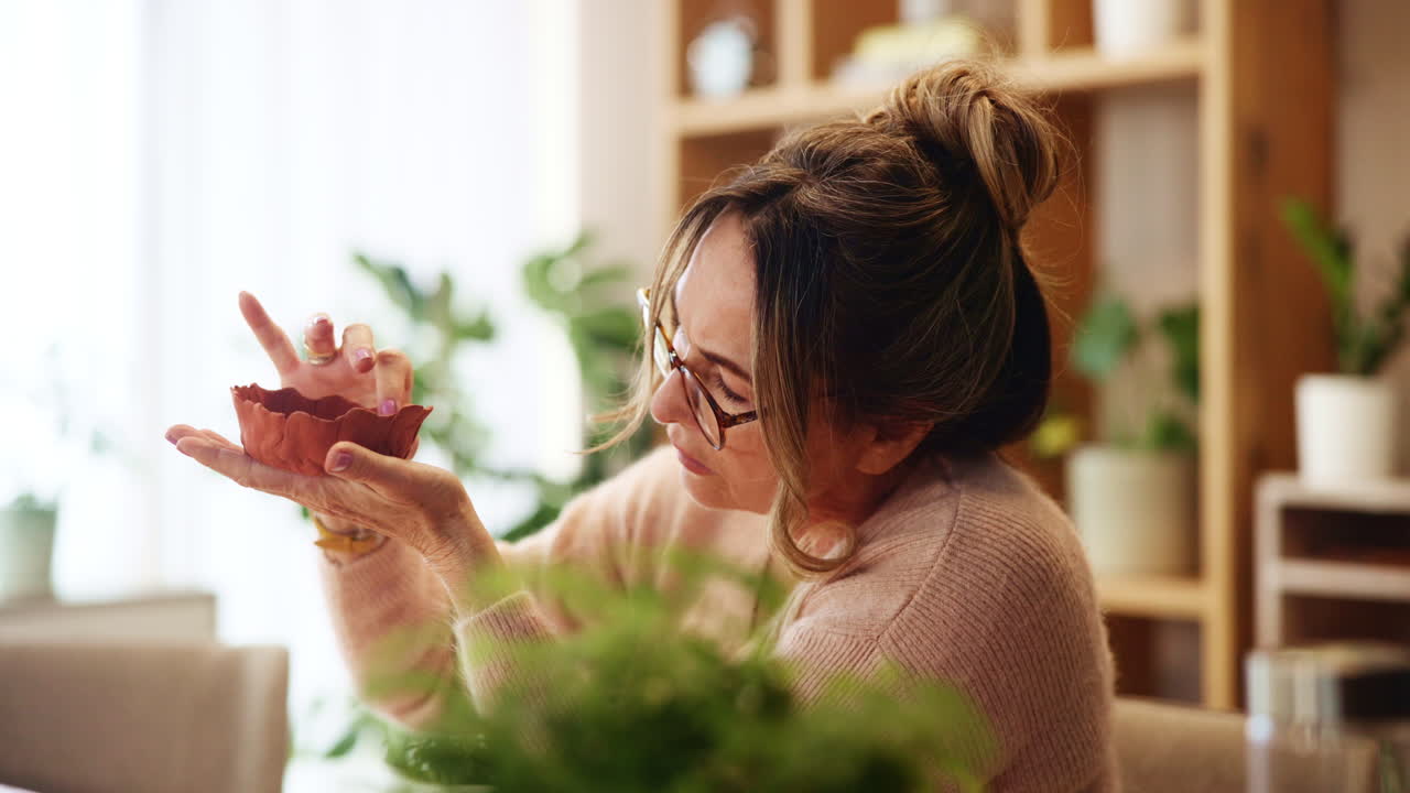 집 에서 도자기 를 만드는 여자