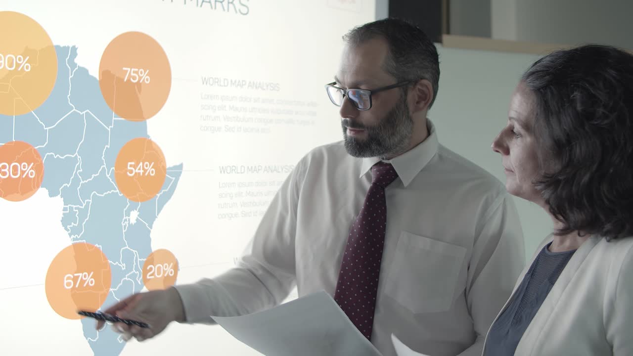 사업가와 분석 데이터를 논의하는 수염 난 보스