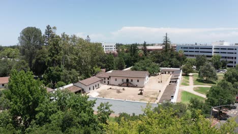 primer plano descendente aéreo del fuerte de sutter en sacramento