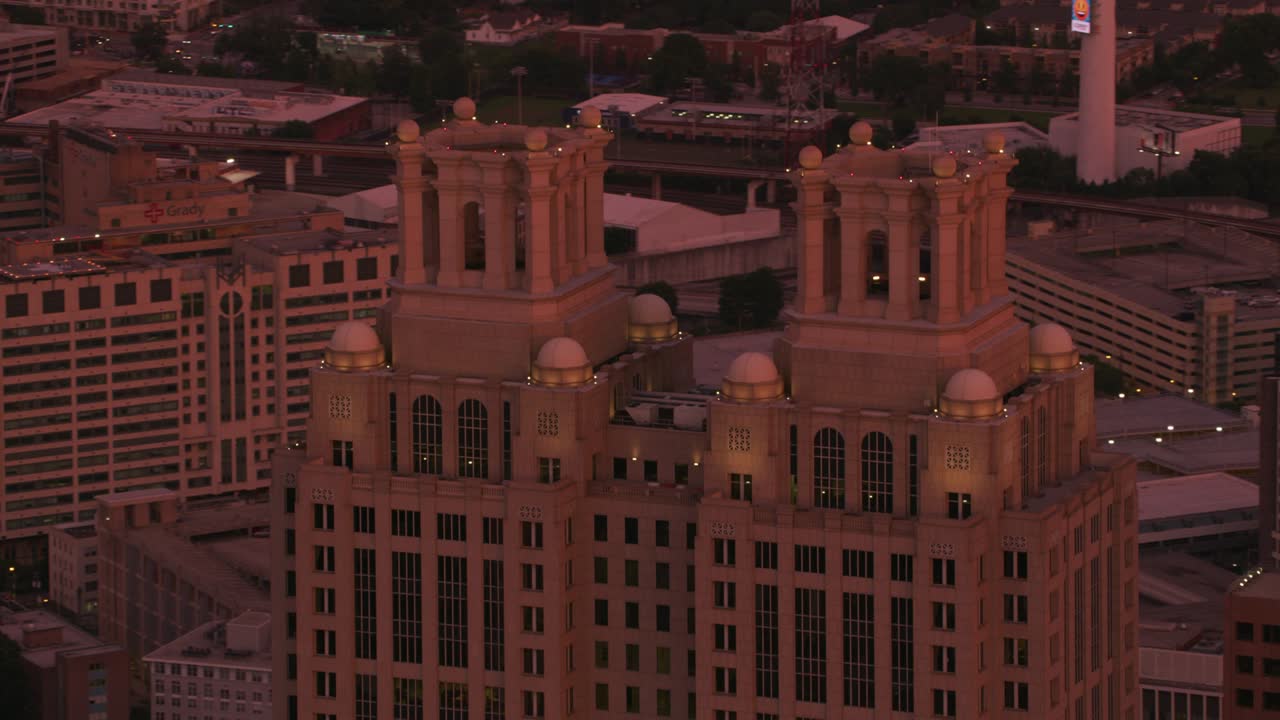 아틀란타 시내의 191 피치트리 타워의 근접 공중 풍경.