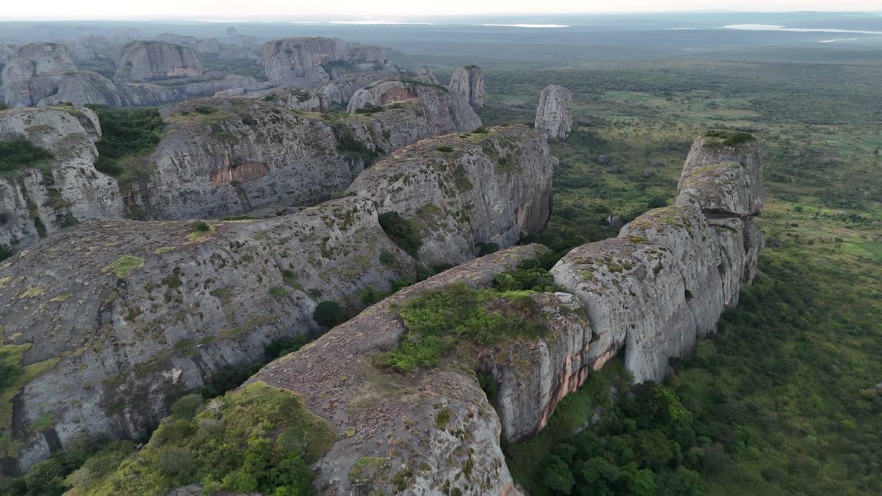 Vista panoramica aerea con drone dello storico sistema roccioso di Pedras Negras a Pungo Andongo, provincia di Malanje, Angola, Africa meridionale, durante l'ora d'oro