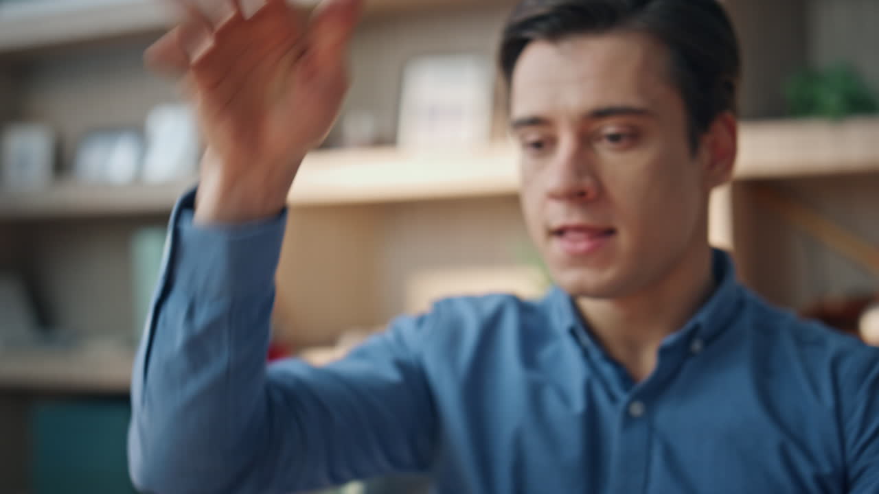 긴장한 사업가가 전화를 걸고 프리랜서가 나쁜 대화를 끝내고