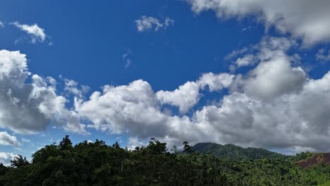 nubes que se mueven rápidamente en el lapso de tiempo sobre la selva tropical de filipinas