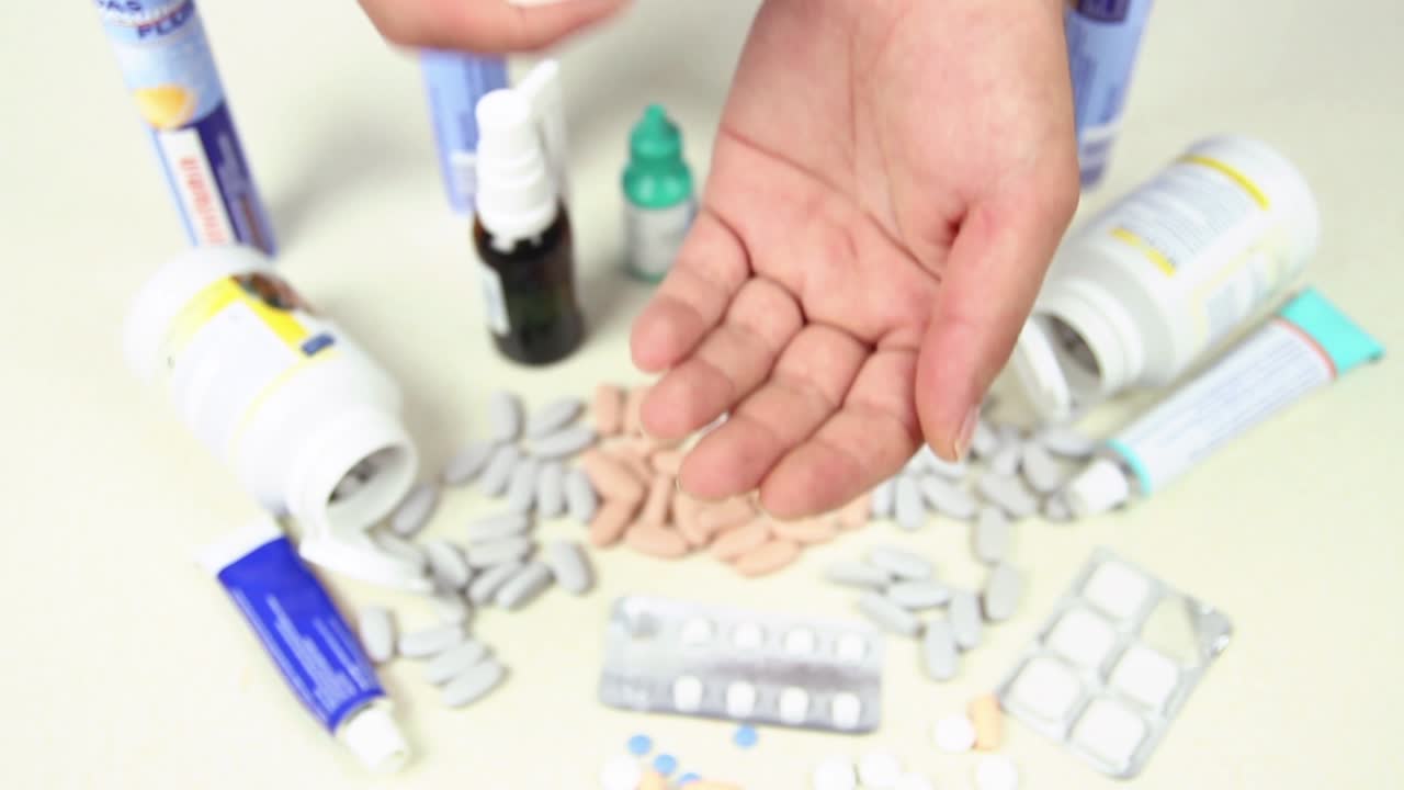 젊은 남성 환자가 약을 삼키고 있습니다. 4