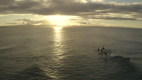 Disparo-De-Dron-De-4k-De-Dos-Surfistas-Montando-Una-Ola-Juntos