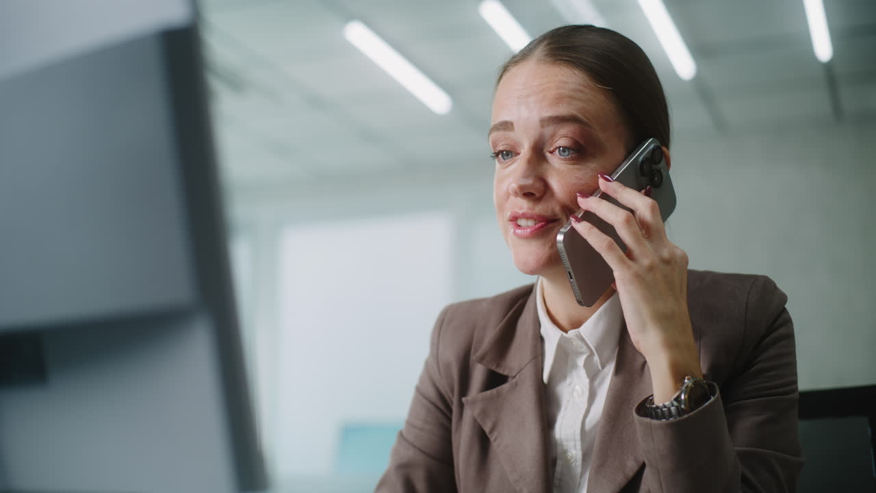 mujer de negocios en una llamada telefónica en la oficina