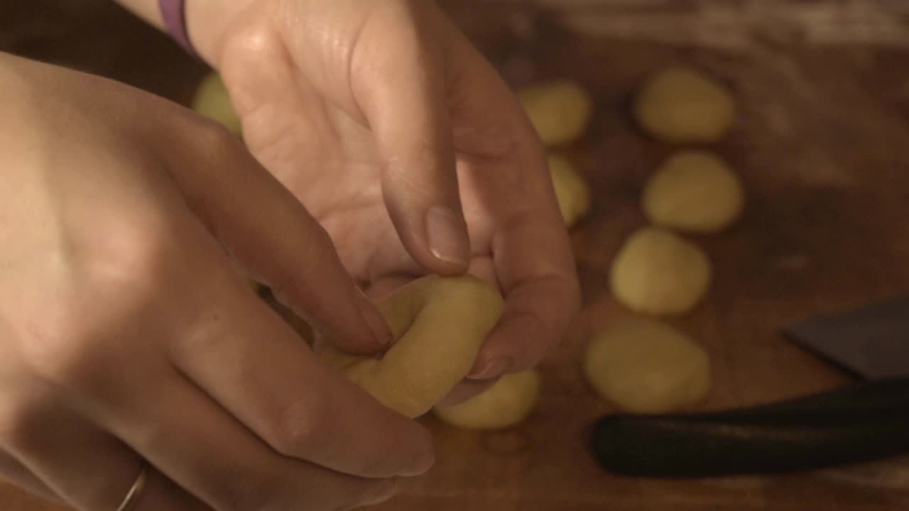 haciendo agujeros en la masa de galletas con la cuchara de madera, para hacer una dona como galleta