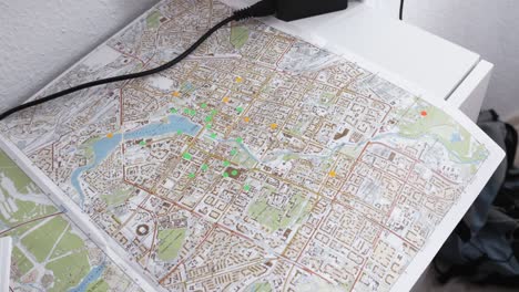 mapa de la ciudad con marcadores y adaptador de energía