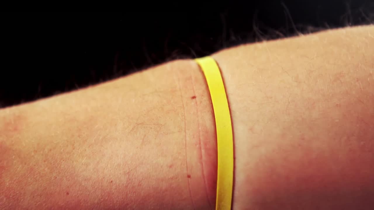 la mano tirando de una banda elástica