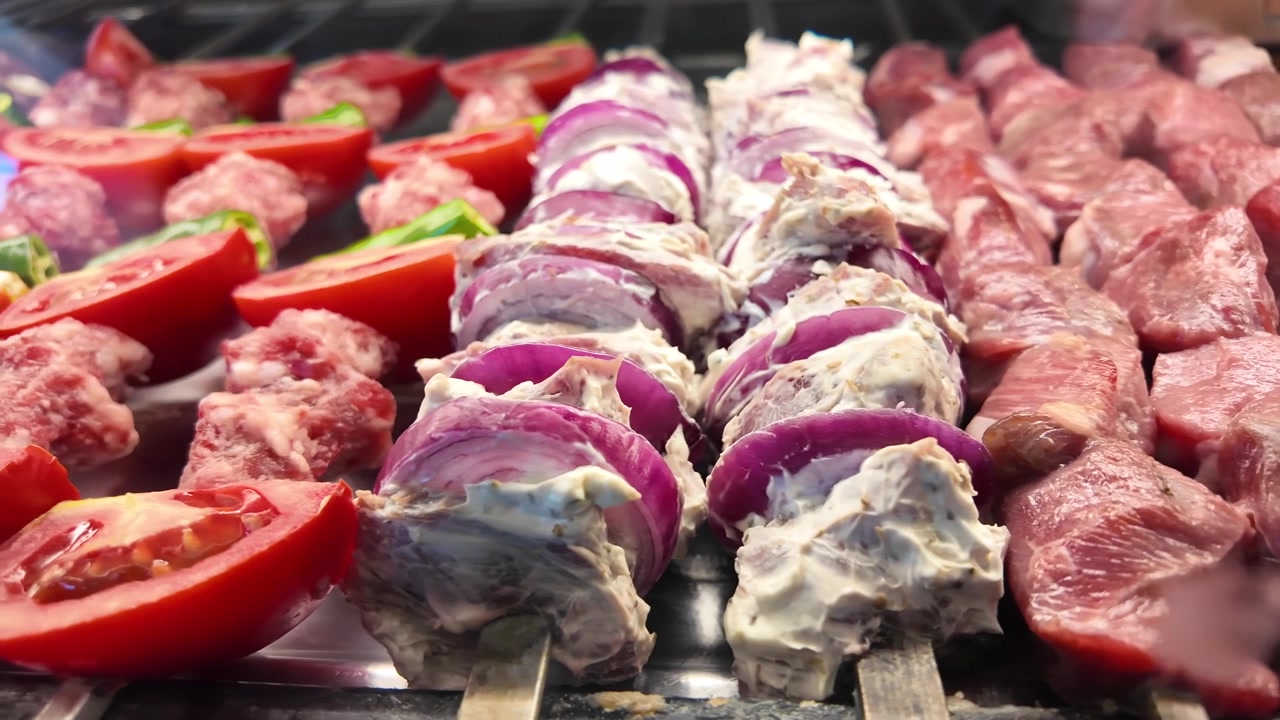 Spiedini di carne cruda e verdure pronti per la griglia
