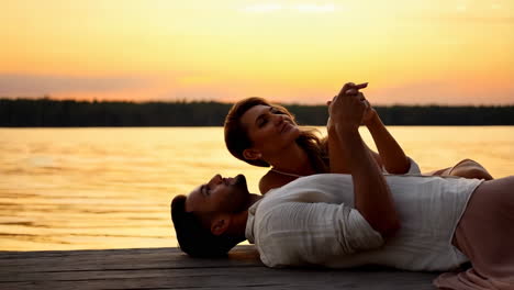 una pareja disfrutando de una puesta de sol romántica junto al lago