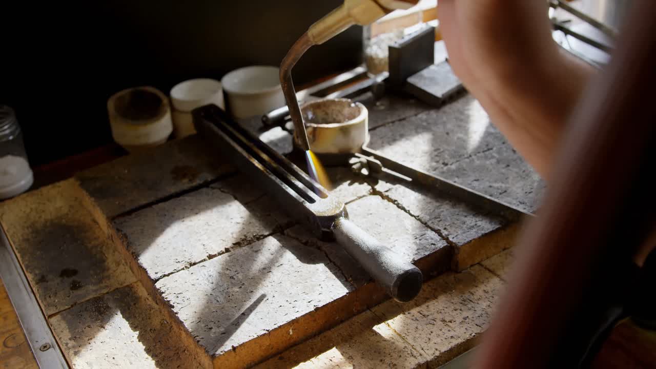 Designer de joias trabalhando no ateliê 4K