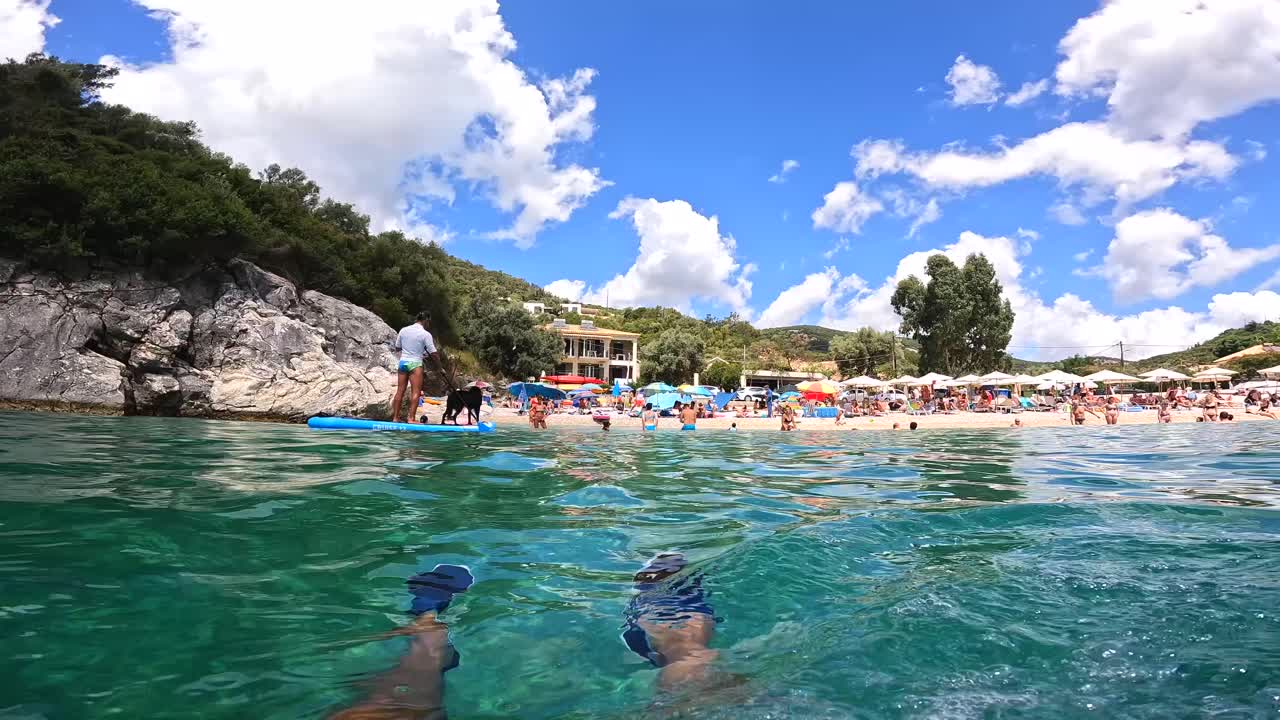 Strandszene mit klarem Wasser