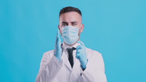 médico con equipo de protección