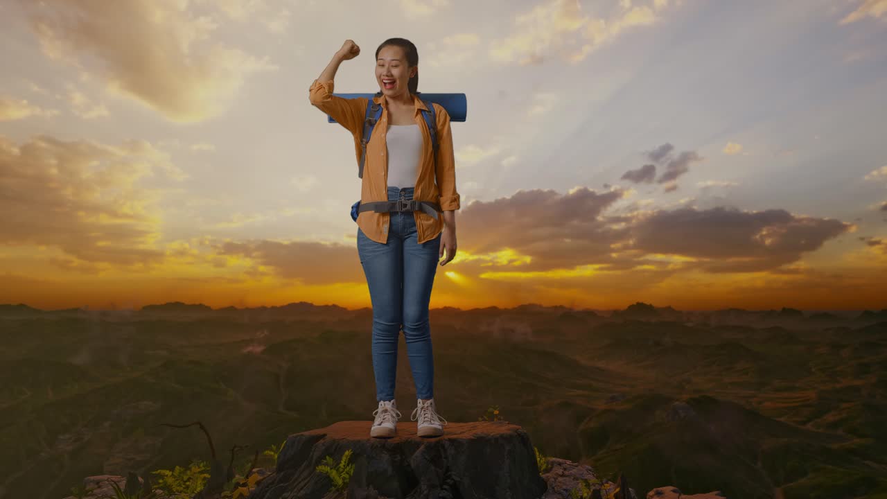 mujer feliz en la cima de la montaña al atardecer