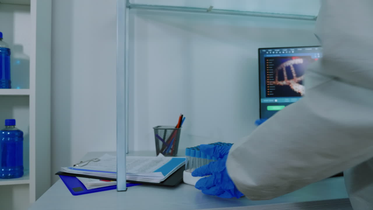 químico en traje de protección trayendo tubos de ensayo en un laboratorio estéril