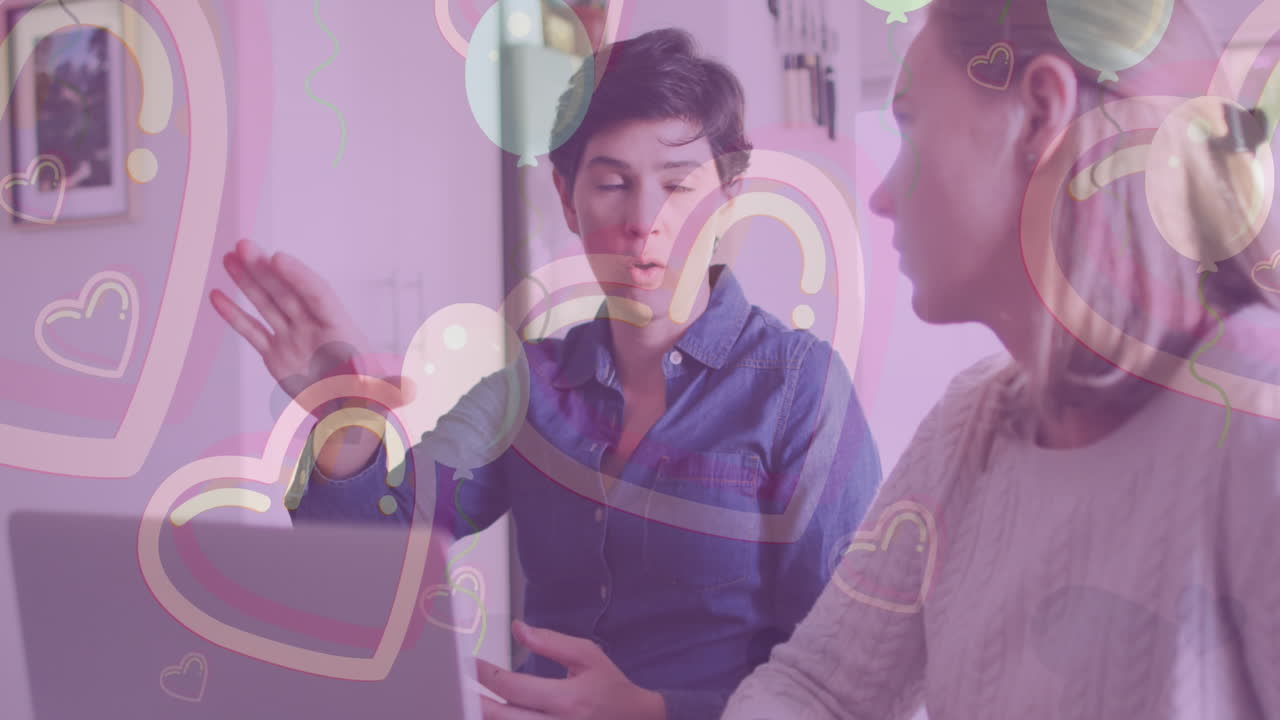 노트북을 사용하는 백인 여성 커플에 대한 심장의 애니메이션