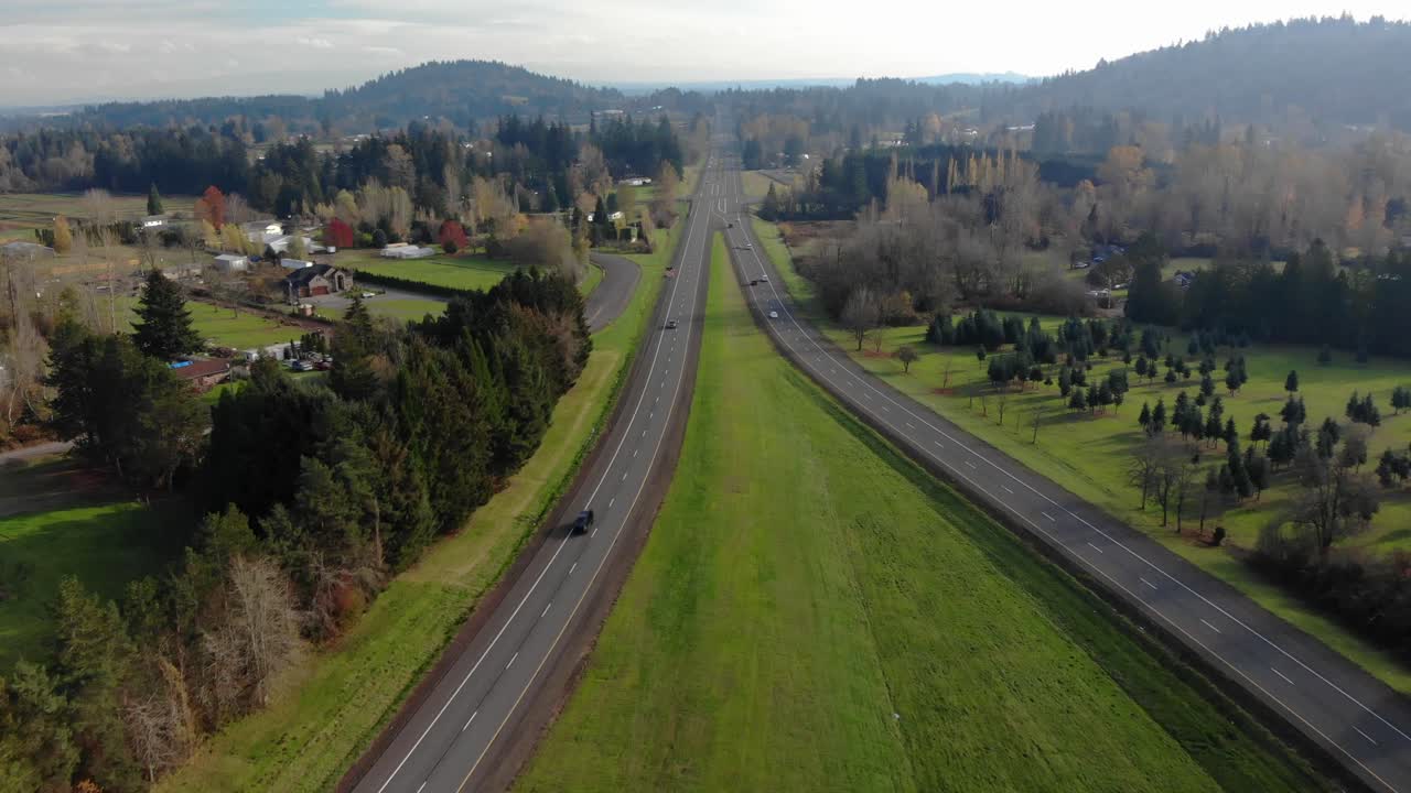 toma aérea del tráfico que se mueve a lo largo de la autopista 26 en dirección este hacia mt hood, oregon usa