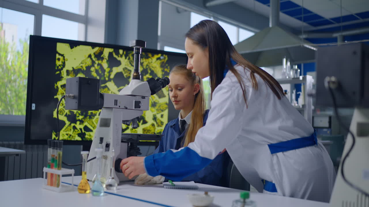 estudiantes aprendiendo sobre el microscopio en el laboratorio