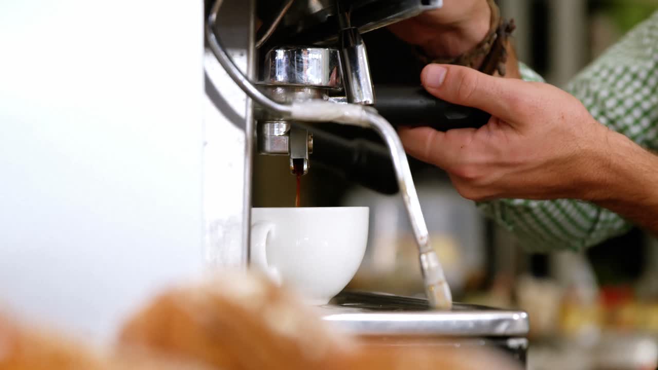 camarero haciendo una taza de café