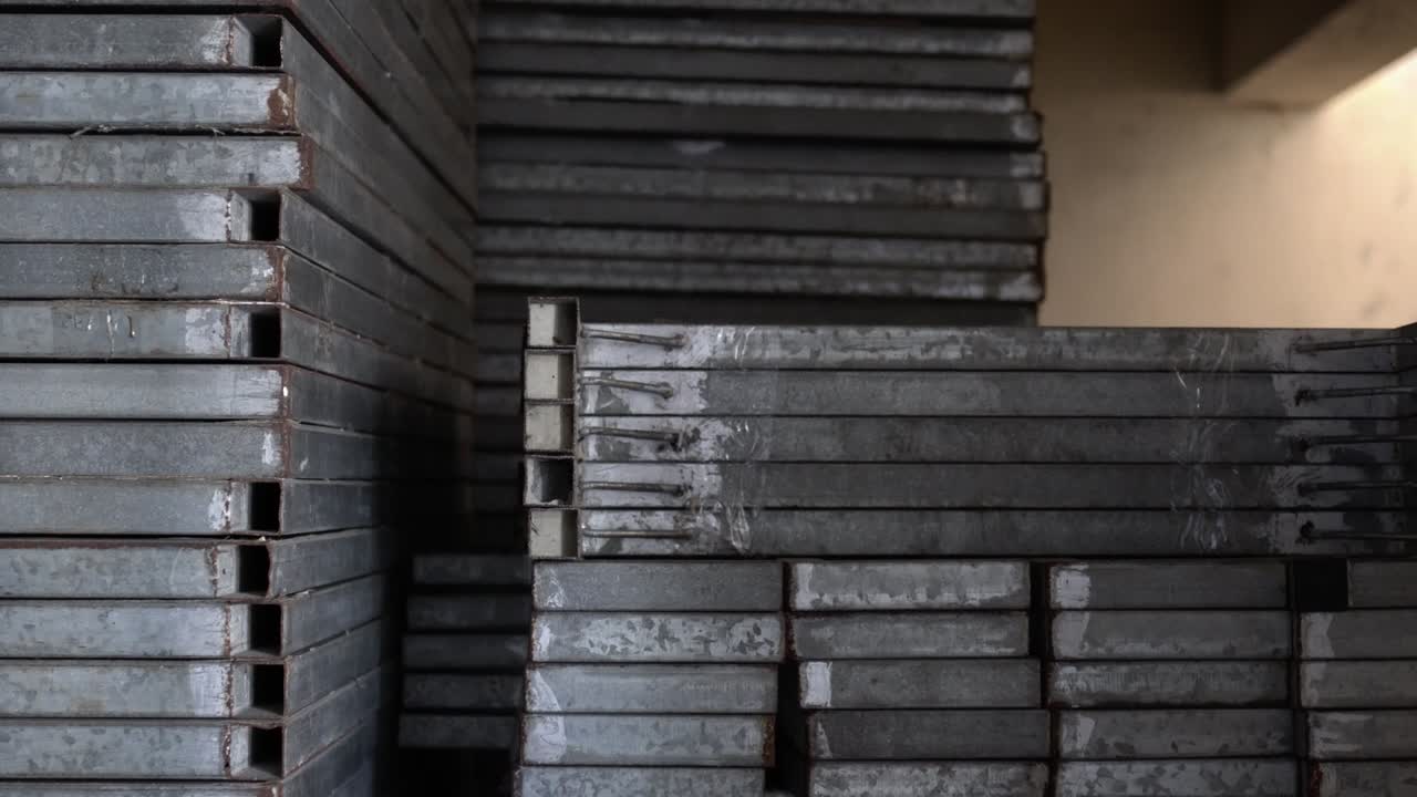 los materiales reciclables de metal están ordenadamente dispuestos. la apariencia es antigua. la inclinación es de arriba hacia abajo.