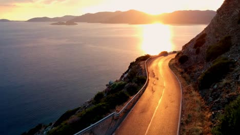 puesta de sol de cerdeña en la costa y vista del mar desde un avión no tripulado, volando sobre una carretera