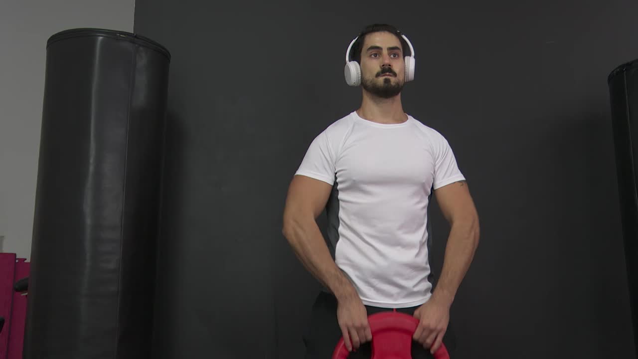 hombre levantando pesas en el gimnasio