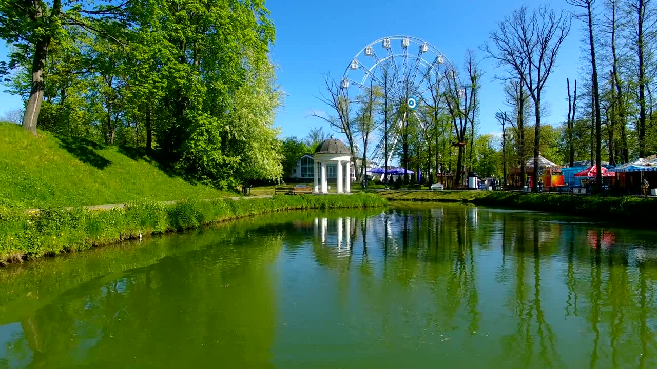 aéreo: parque de atracciones de kaliningrado en verano