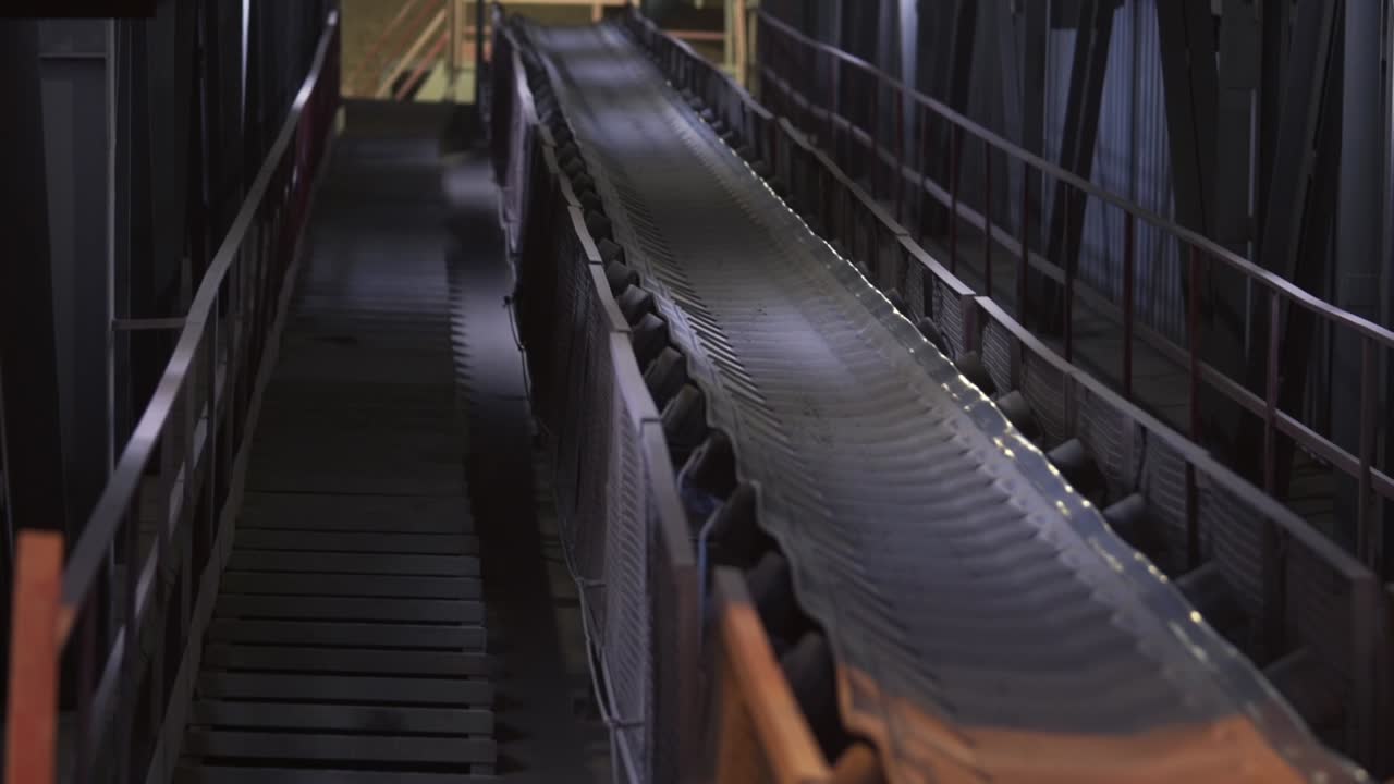 공장 내의 산업용 컨베이어 벨트