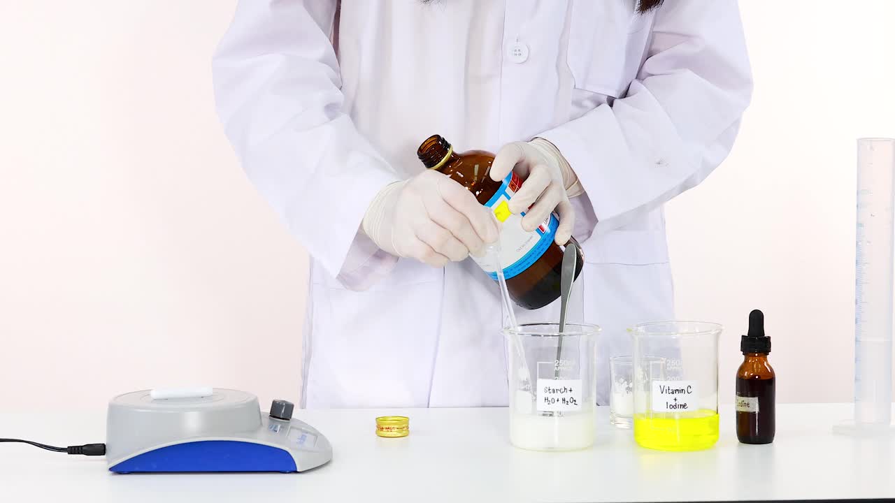 실험실 환경에서 요오드 시계 반응 실험을 수행하는 과학자