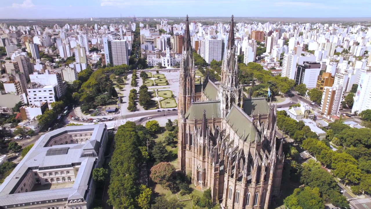 Vista aerea con drone 4K della Cattedrale di La Plata a Buenos Aires, Argentina. L'iconica cattedrale neogotica che si affaccia su Plaza Moreno, circondata da architettura storica e dal paesaggio urbano di