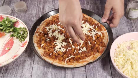 haciendo una pizza de pollo