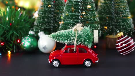 coche rojo vintage con árbol de navidad en el techo y luces parpadeantes en la decoración