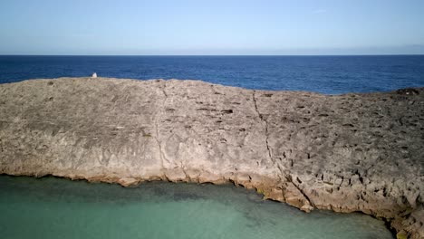 Drohnen-Strandaufnahme-Eines-Strandes-Mit-Kristallklarem,-Blauem-Wasser