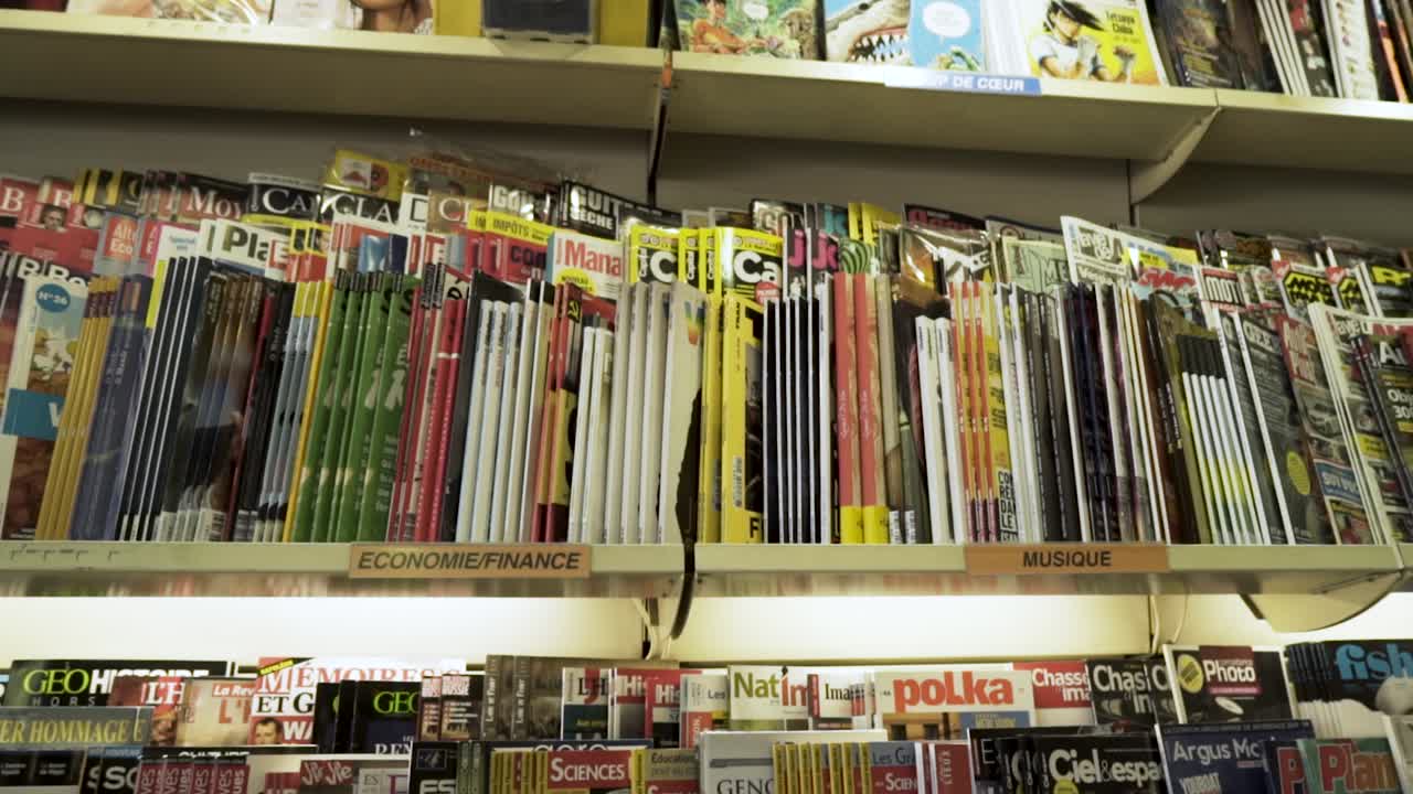 estantes de revistas en un quiosco de periódicos