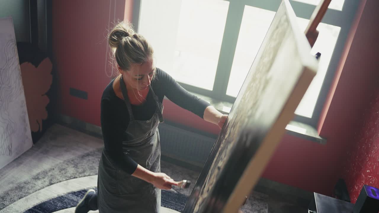 미술 스튜디오 에서 그림 을 그리는 여자