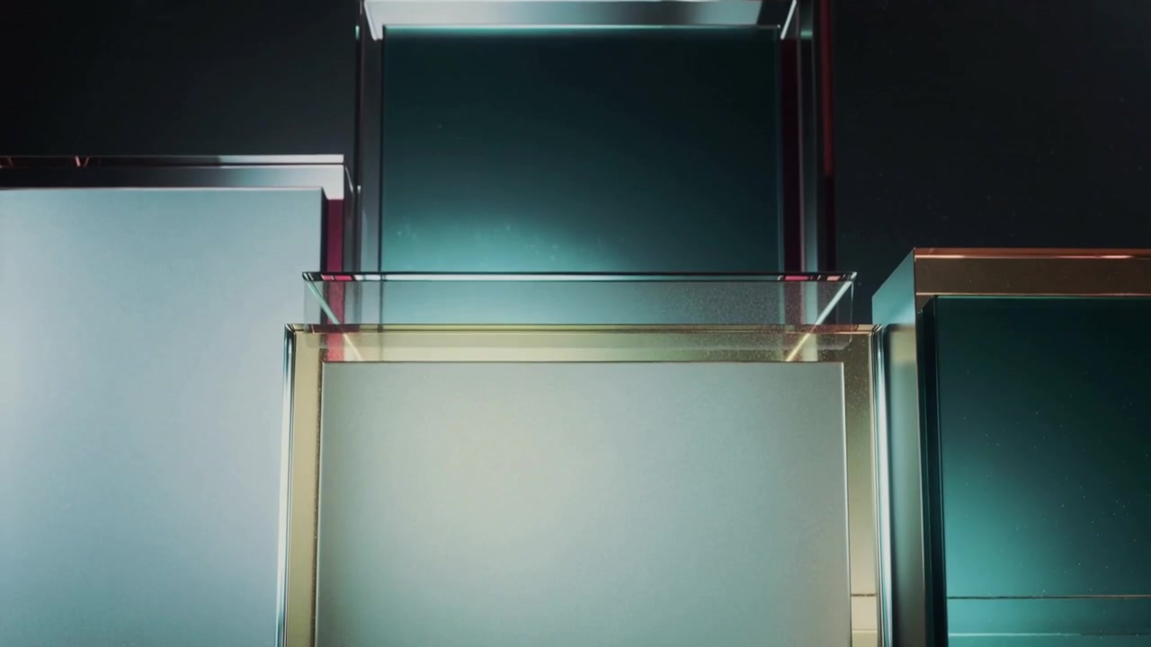 Telecamera in ascesa che rivela blocchi di vetro trasparente impilati che scorrono verso l'alto in uno studio buio, mostrando un bagliore verde acqua.