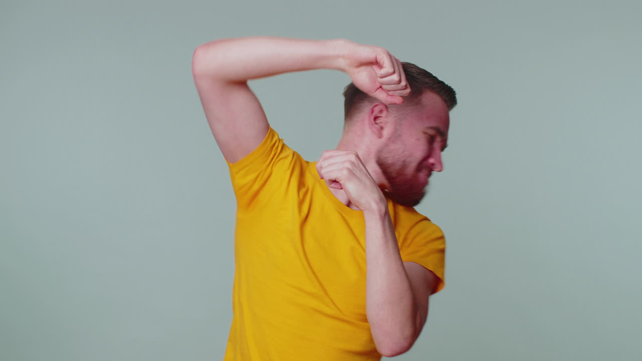 재미있고 즐거운 남자가 장난스러운 어리석은 얼굴 표정을 짓고, 미소를 짓고, 혀를 드러내며 장난을 치고