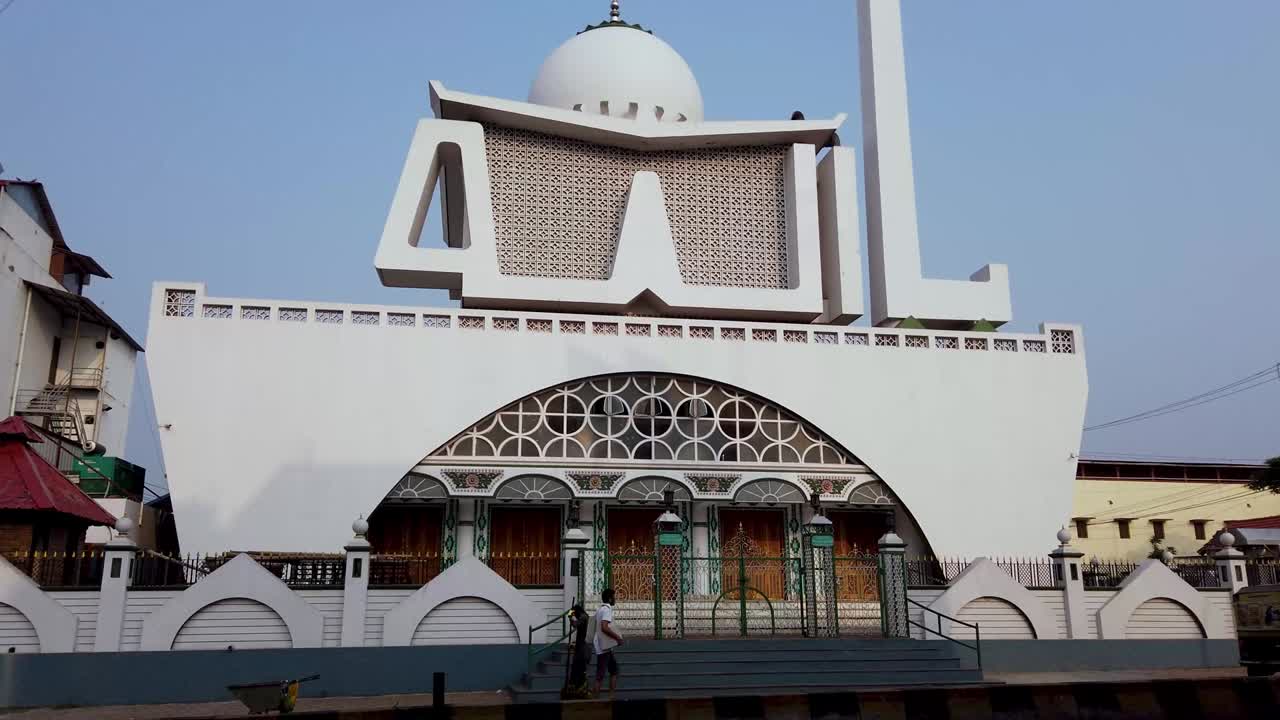 una vista de una hermosa mezquita en mysuru vista durante las primeras horas que está cerrada indefinidamente debido al toque de queda impuesto debido al aumento de casos de pandemia de covid en la india en resolución 4k.