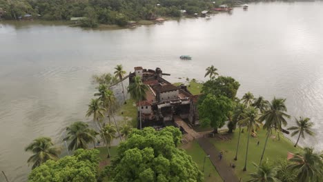 tomada amplia del castillo medieval de san felipe de lara en guatemala, desde el aire