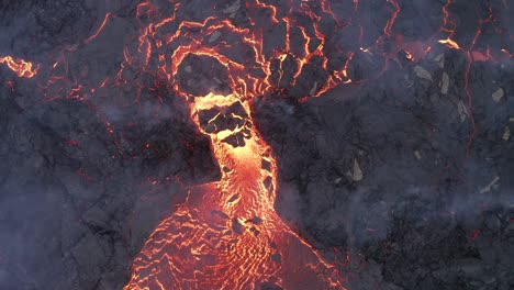 Schwelender-Lavafluss,-Der-Vom-Hügel-Beim-Vulkanausbruch-Fagradalsfjall-Auf-Der-Reykjanes-halbinsel-In-Südisland-Fließt