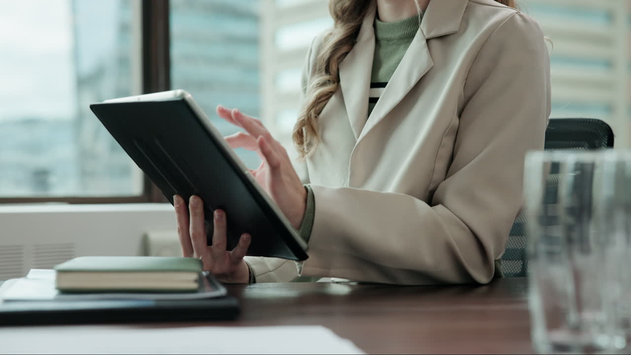 mujer de negocios trabajando en una tableta en la oficina
