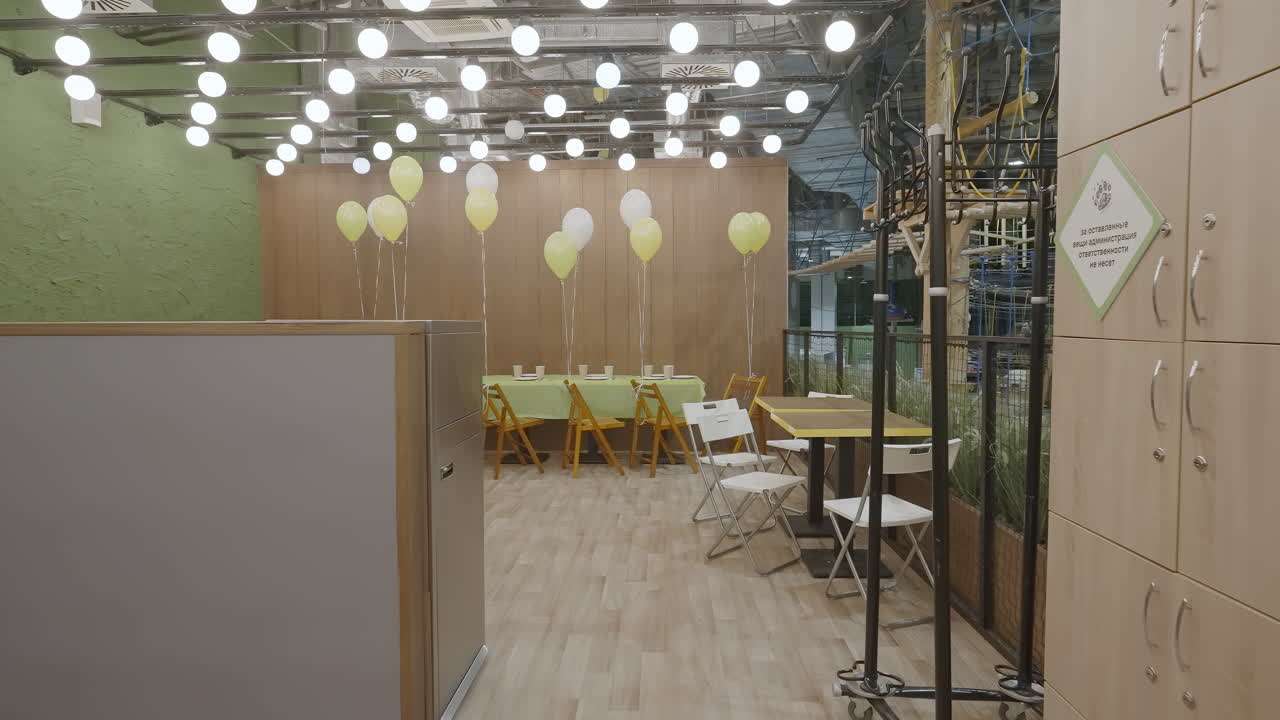 fiesta de cumpleaños en un restaurante de área de juegos