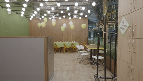 fiesta de cumpleaños en un restaurante de área de juegos