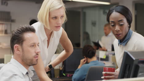 Reunión-De-Equipo-De-Negocios-Creativo-En-Una-Moderna-Oficina-De-Vidrio-Grupo-Multiétnico-De-Personas-Que-Trabajan-Sobre-La-Pantalla-De-Una-Computadora-En-Un-Proyecto-De-Trabajo-En-Equipo-Combinado