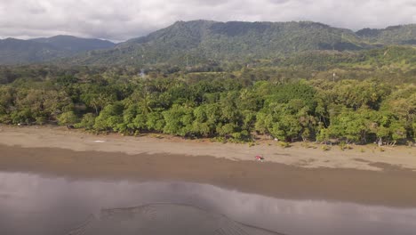 Lush,-tropical-shoreline-of-Playa-Linda-on-the-picturesque-Central-Pacific-Coast-of-Costa-Rica-in-Central-America