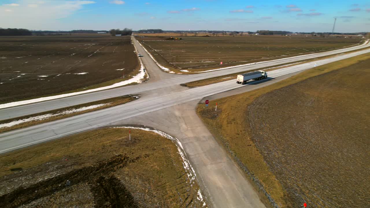 시골에서 시골길을 따라 운전하는 고립된 트럭